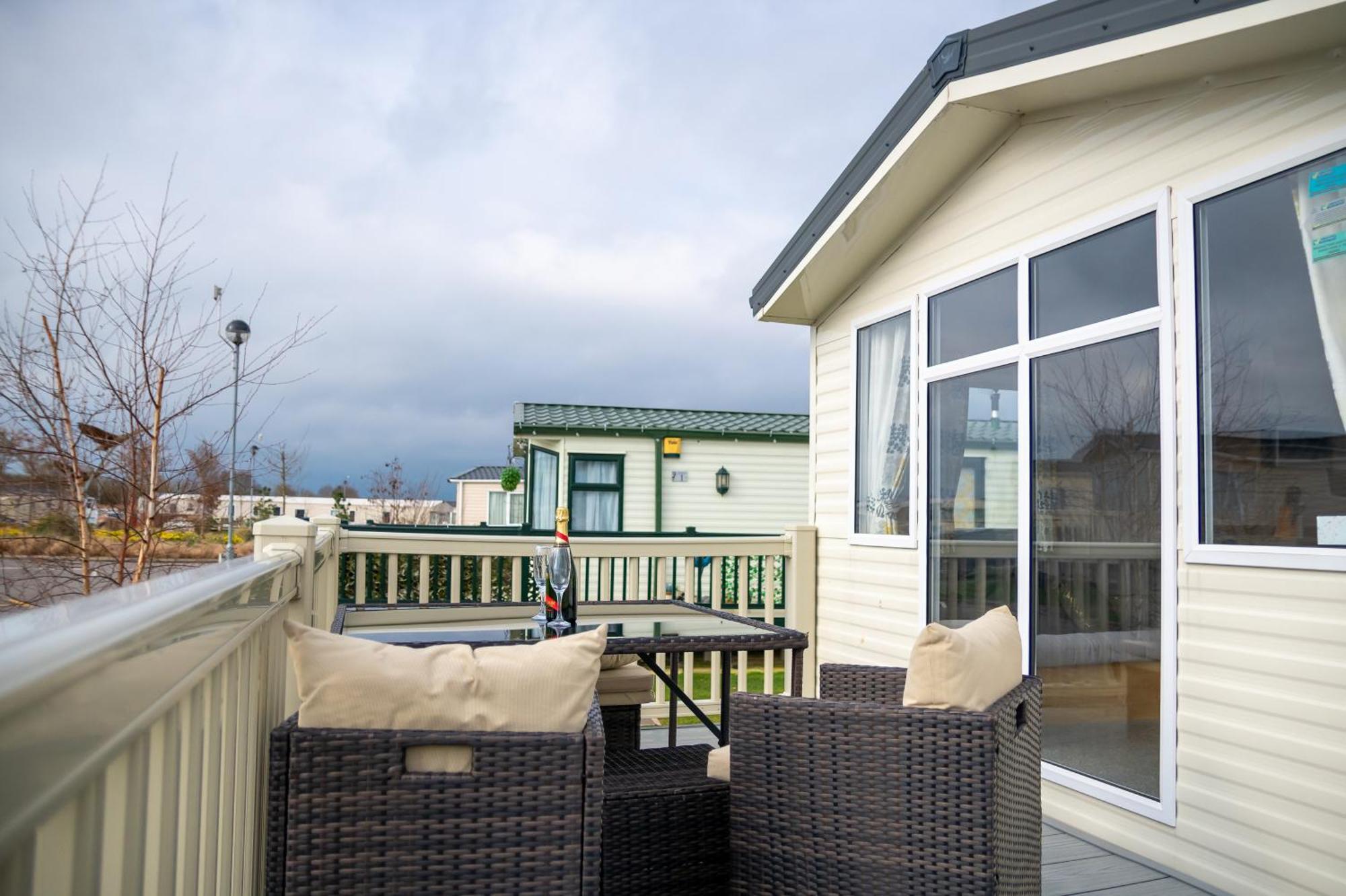 64 Lancaster The Lazy Willow 3 Bedroom Hot Tub Caravan Tattershall Lakes Exterior foto